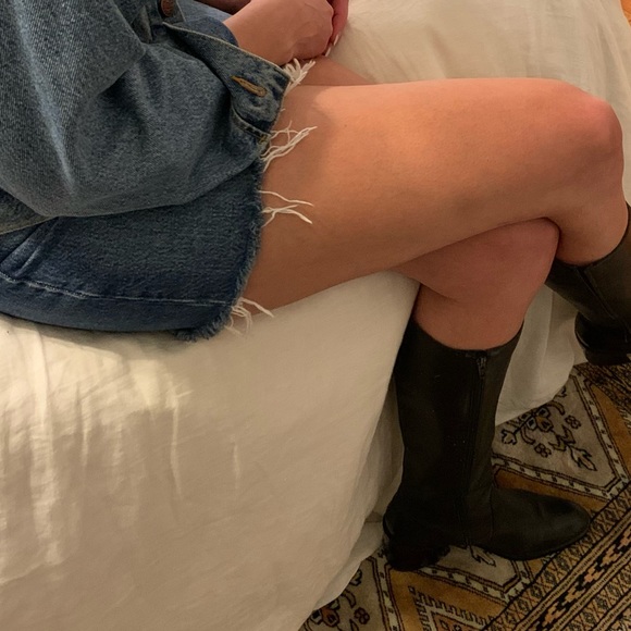 Levi’s Jean Denim High Waisted Mini Skirt w Frayed Hem Pockets Belt Loops sz 26 - Picture 16 of 16